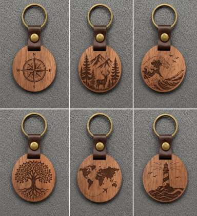 Sechs Holzschlüsselanhänger mit verschiedenen gravierten Motiven: Kompass, Berge, Ozean, Baum, Weltkarte, Leuchtturm.