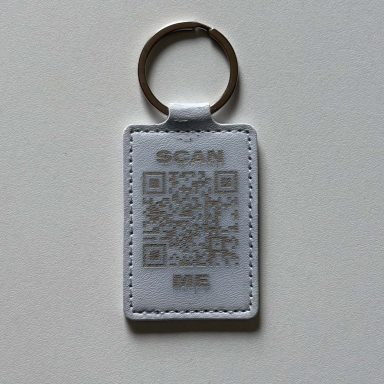 Schlüsselanhänger mit QR-Code und der Aufschrift "SCAN".