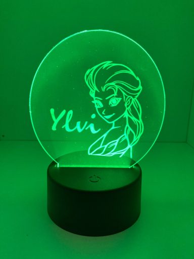 Grünes LED-Licht mit einer gravierten Figur und Ylvi, einer Märchenfigur.
