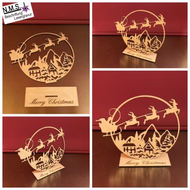 Holzschnitzerei von Santa Claus, Rentieren und Bergen, beschriftet mit "Frohe Weihnachten".