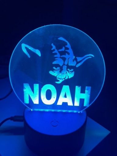 Blau beleuchtete Lampe mit dem Namen "NOAH" und einem Kopf-Design.
