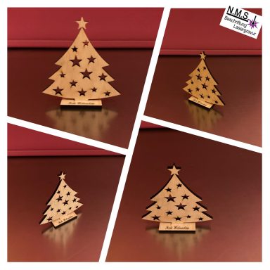 Dekorative Holz-Weihnachtsbäume mit Sternen, auf rotem Hintergrund angeordnet.