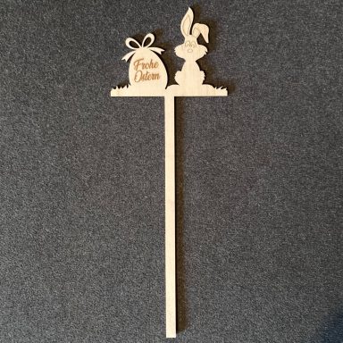 Dekorativer Holzstecker mit einem Hasen und einem Osterei.