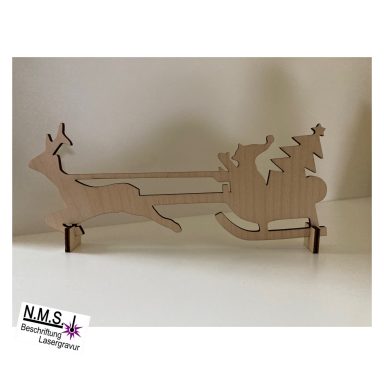 Holzschnitzerei von einem Rentier, das einen Schlitten mit einem Weihnachtsbaum zieht.