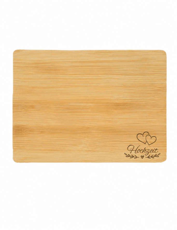 Holzbrett aus Bambus mit gravierter Schrift und einem Herzmotiv.
