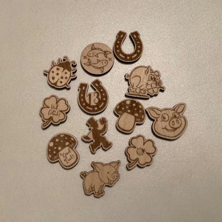12 Holz Glücksbringer in verschiedenen Formen, Pilz, Hufeisen, Glücksschweine, Rauchfangkehrer, Kleeblatt, Marienkäfer