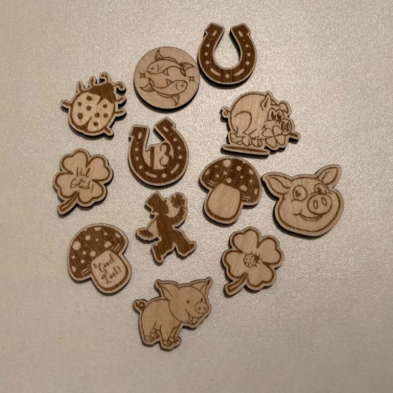Holz-Motive: Marienkäfer, Pilz, Schwein, Pferdehufe, Blume und Figuren.