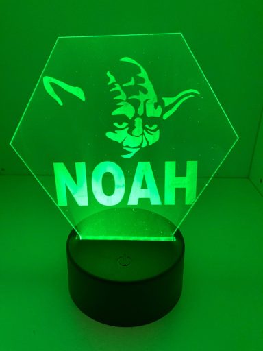 Grünes LED-Licht mit Yoda und dem Namen "NOAH" darunter.