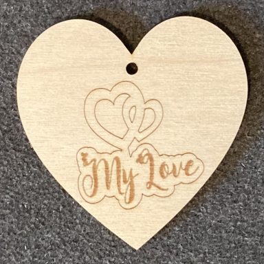 Holzherz mit eingravierten Herzen und dem Schriftzug "My Love".