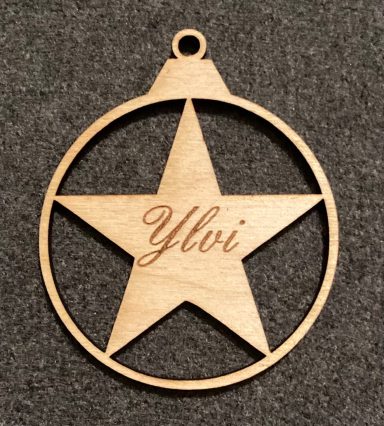 Holzanhänger in Sternform mit dem eingravierten Namen "Ylvi".