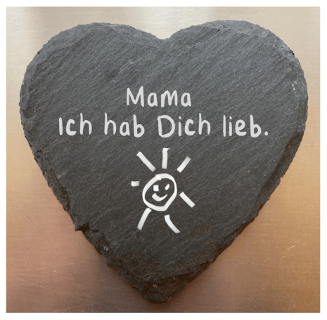 Herz aus Schiefer mit der Aufschrift "Mama, ich hab Dich lieb" und einem lächelnden Sonnenzeichen.