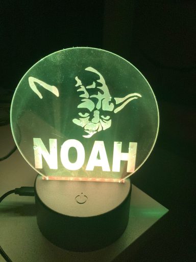 LED-Lampe mit dem Namen "NOAH" und einem Yoda - Motiv.