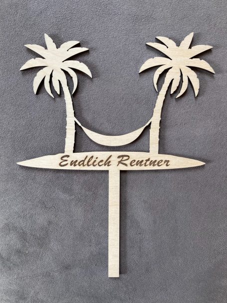 Holzstecker mit Palme, Hängematte und dem Schriftzug "Endlich Rentner".