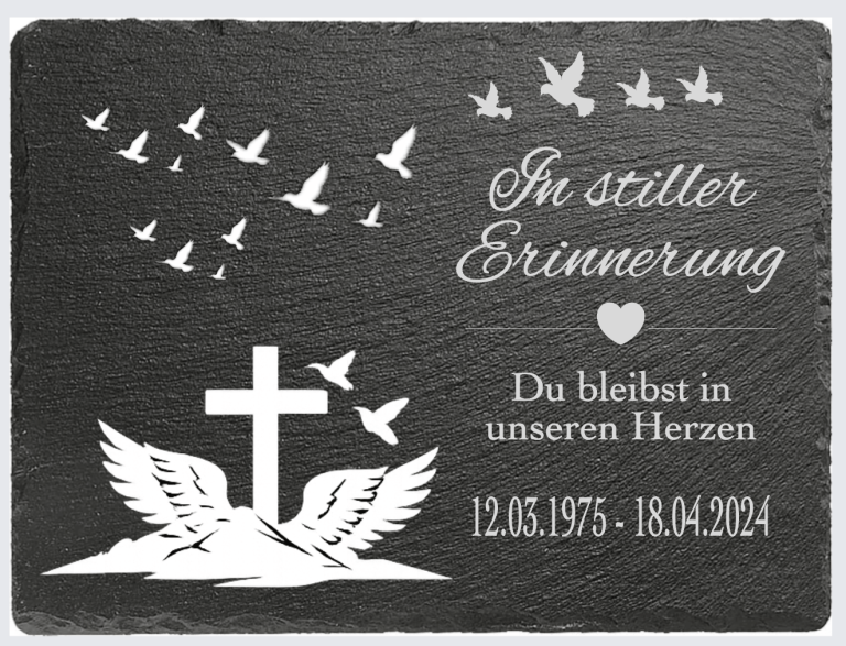 Schwarzes Gedenkschild mit Kreuz, Flügeln, Herzen und Vögeln im Flug.