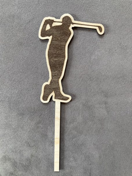 Holzstecker, eine stilisierte Silhouette eines Golfspielers in der Abschlagposition.