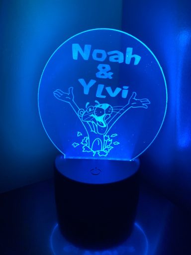 Leuchtende personalisierte Lampe mit den Namen Noah und Ylvi und einer Cartoonfigur.