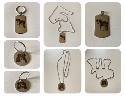 Verschiedene Schmuckstücke mit einem Hundemotiv, einschließlich Anhänger und Schlüsselanhänger.