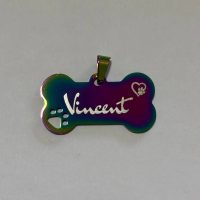 Namensschild in Form eines Hundeknochens mit dem Namen "Vincent" und einem herzlichen Motiv.