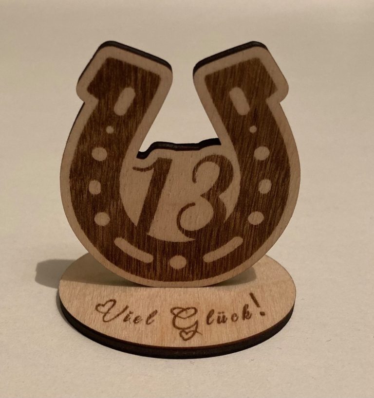 Holz-Pferdeschuh mit der Zahl 13 und der Aufschrift "Viel Glück!"