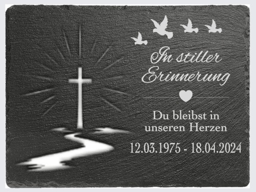 Kreuz mit Vögeln, Datum und Schriftzug in Gedenken an eine geliebte Person.