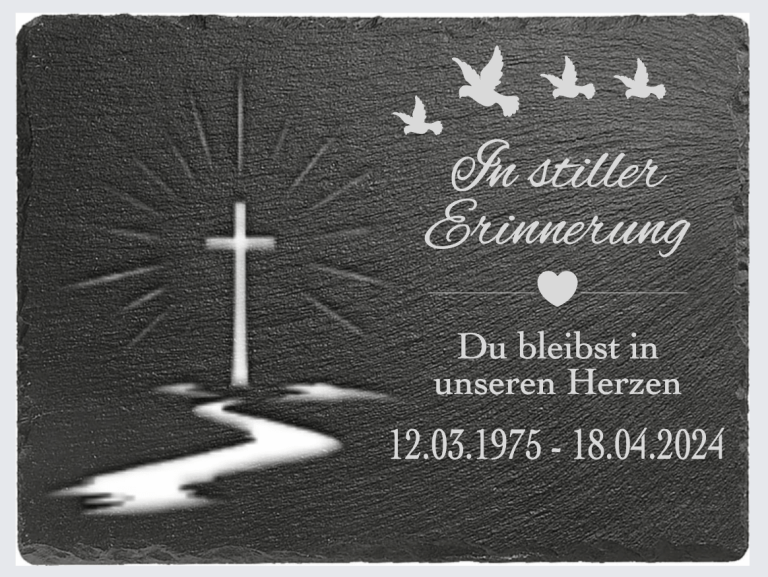 Ein Gedenkstein mit Kreuz, Vögeln und Text zur Erinnerung an einen geliebten Menschen.