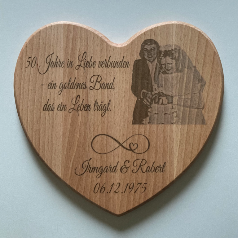 Herz aus Holz mit der Aufschrift "Ich liebe Dich!"