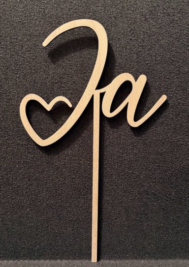 Holzdekor, das "Ja" mit einem Herzsymbol zeigt, auf einem Stab.