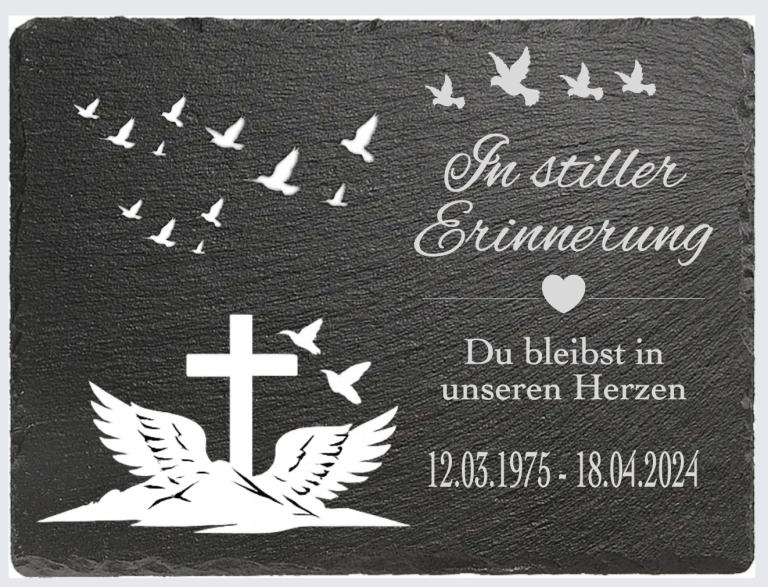 Schwarzes Gedenkschild mit Kreuz, Flügeln, Herzen und Vögeln im Flug.
