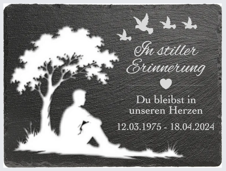 Gedenktafel mit Baum, sitzendem Mann und Vögeln, mit Inschrift und Daten.