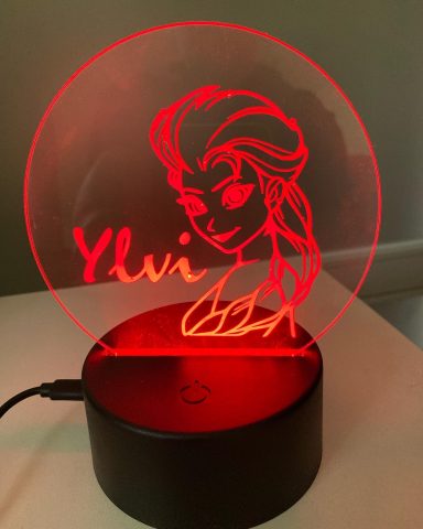 Rote LED-Lampe mit dem Bild einer Charakterzeichnung und dem Namen "Ylvi".
