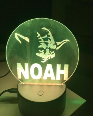 Gelbes LED-Licht mit einer Darstellung eines Gesichts und dem Namen "NOAH".