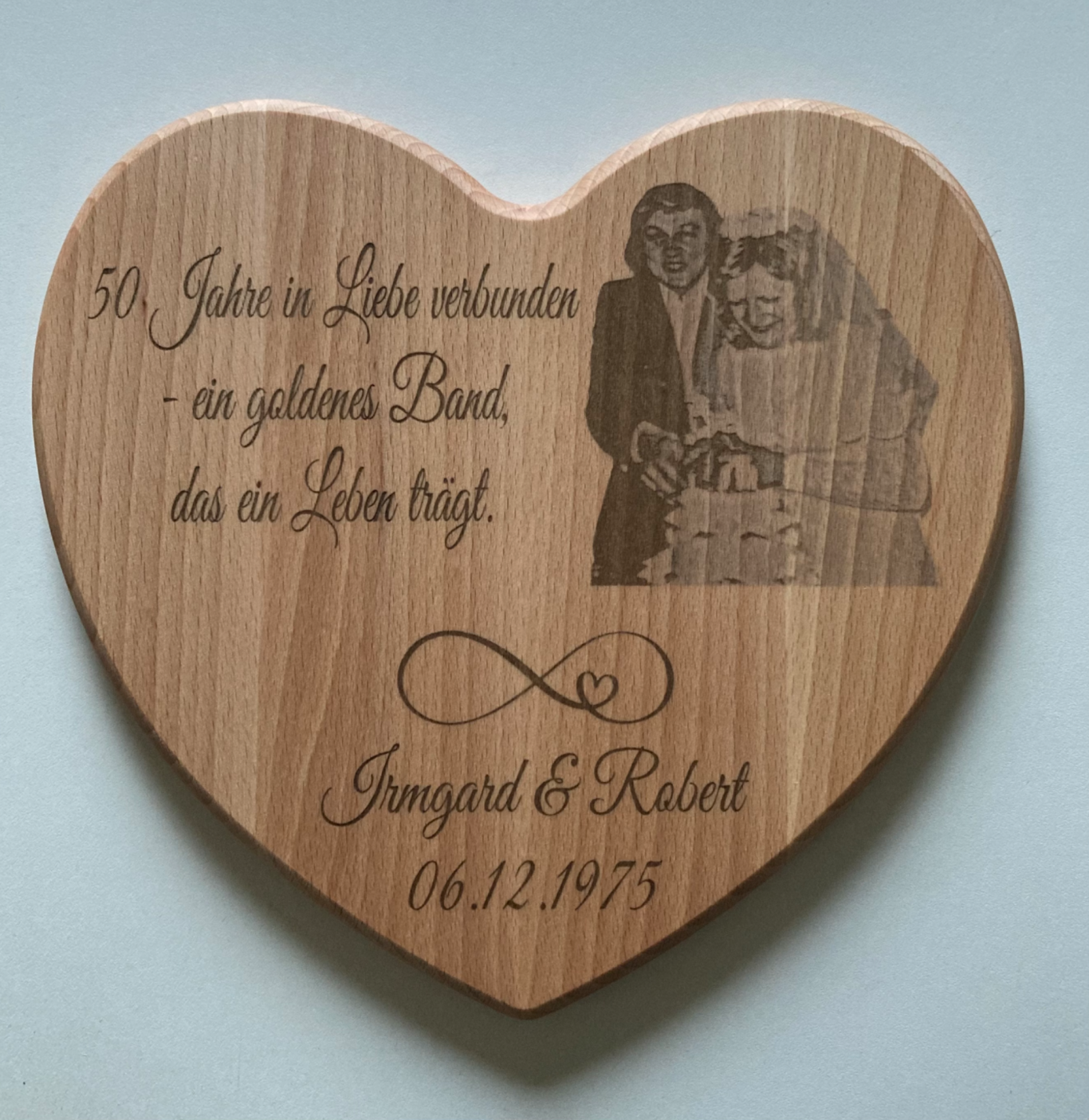 Lasergraviertes Holzgeschenk mit Wunschtext