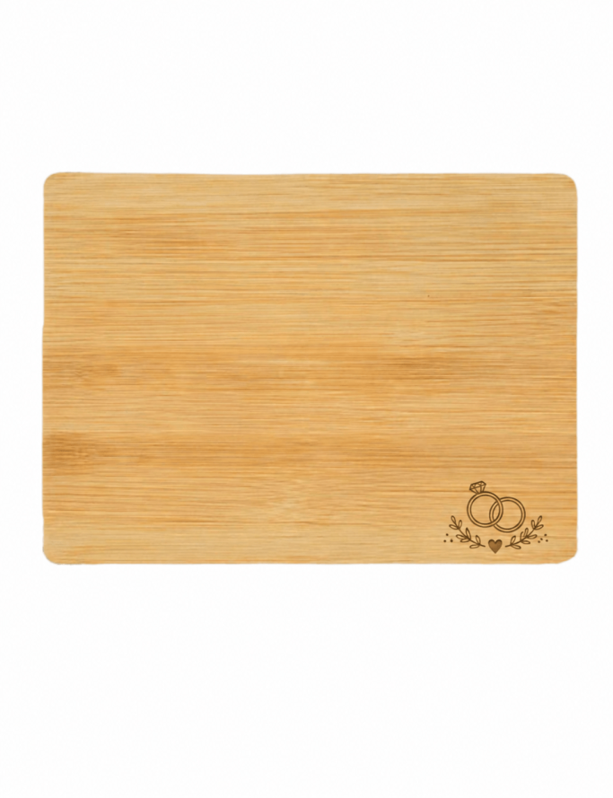 Holzschneidebrett mit graviertem Dekor in einer Ecke.