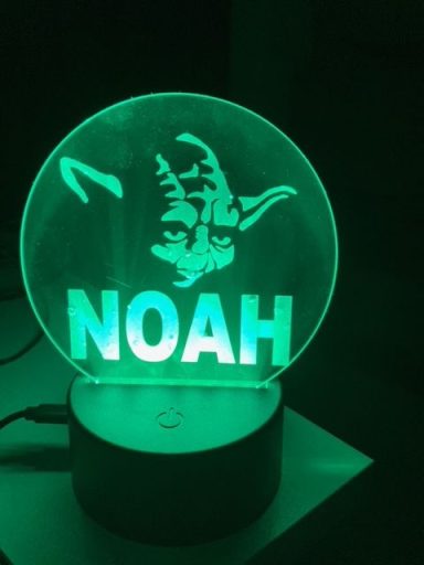 Grünes LED-Nachtlicht mit dem Namen "NOAH" und einem Yoda-Motiv.