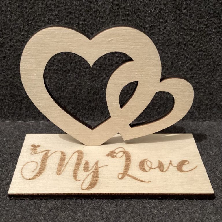 Holzständer mit zwei ineinandergreifenden Herzen und dem textlichen Hinweis "My Love".