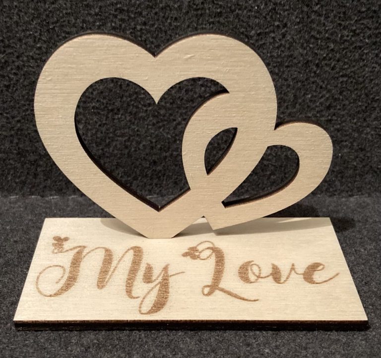 Holzständer mit zwei ineinandergreifenden Herzen und dem textlichen Hinweis "My Love".