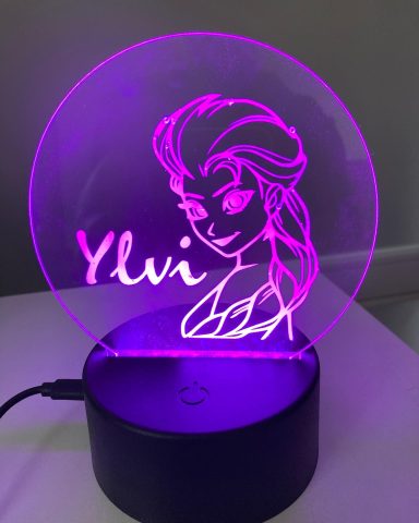 Lila LED-Lampe mit gezeichnetem Gesicht und dem Namen "Ylvi" darunter.