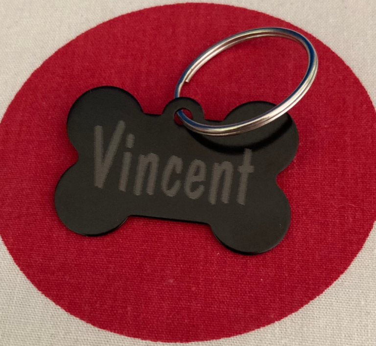 Schlüsselanhänger in Form eines Hundeknochens mit dem Namen "Vincent".