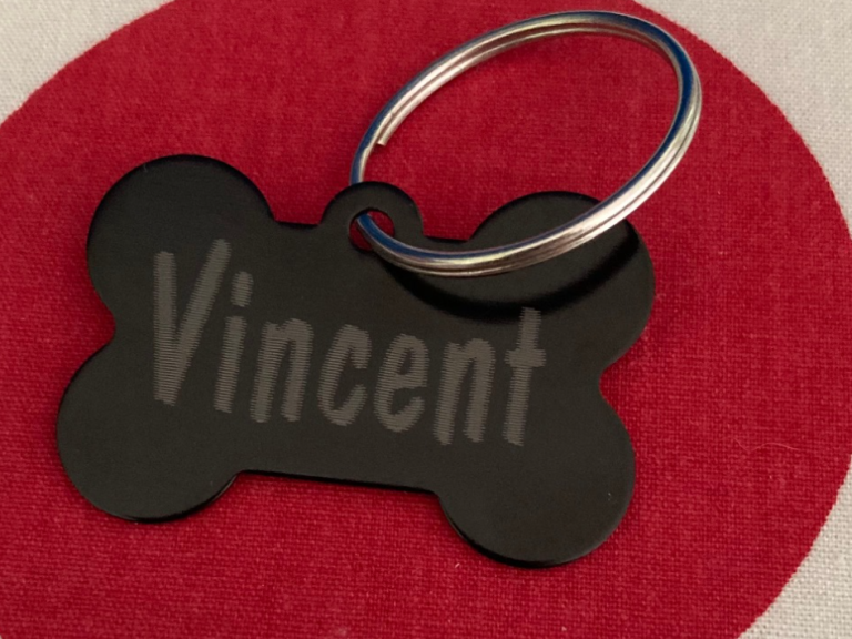 Schlüsselanhänger in Form eines Hundeknochens mit dem Namen "Vincent".