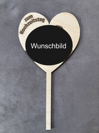 Holzstecker in Herzform mit der Aufschrift „zum Hochzeitstag“, mit Wunschbild.