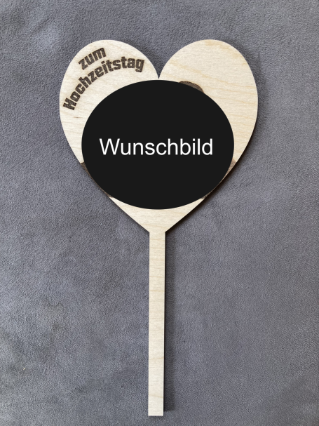 Holzstecker in Herzform mit der Aufschrift „zum Hochzeitstag“, mit Wunschbild.