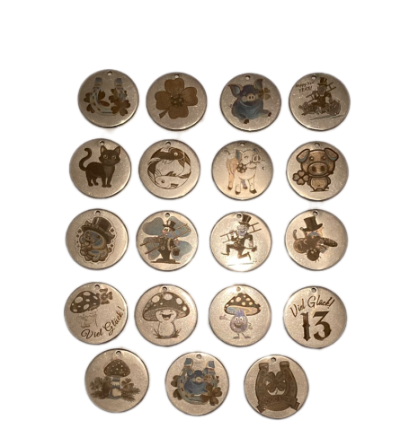 Reihe von 19 Tags mit verschiedenen Glückssymbolen und Figuren, in einer 4x5-Anordnung.