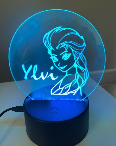 Leuchtende Lampe mit der Silhouette einer weiblichen Figur und dem Namen "Ylvi".