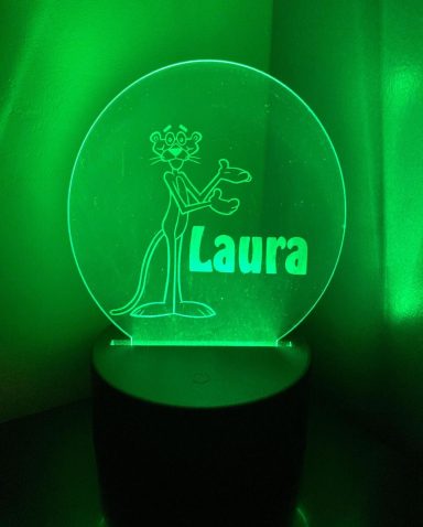 Grüne LED-Lampe mit gravierter Figur und dem Namen "Laura".