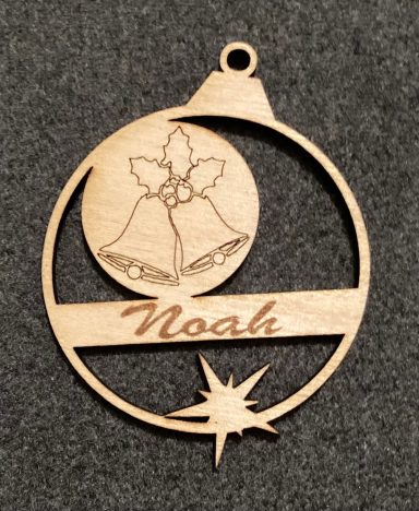 Holzornament mit einem Glockenmotiv und dem Namen "Noah" in geschwungener Schrift.