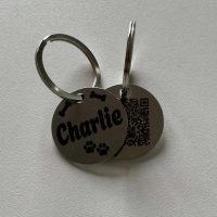 Hundemarke mit dem Namen "Charlie" und einem QR-Code auf der Rückseite.