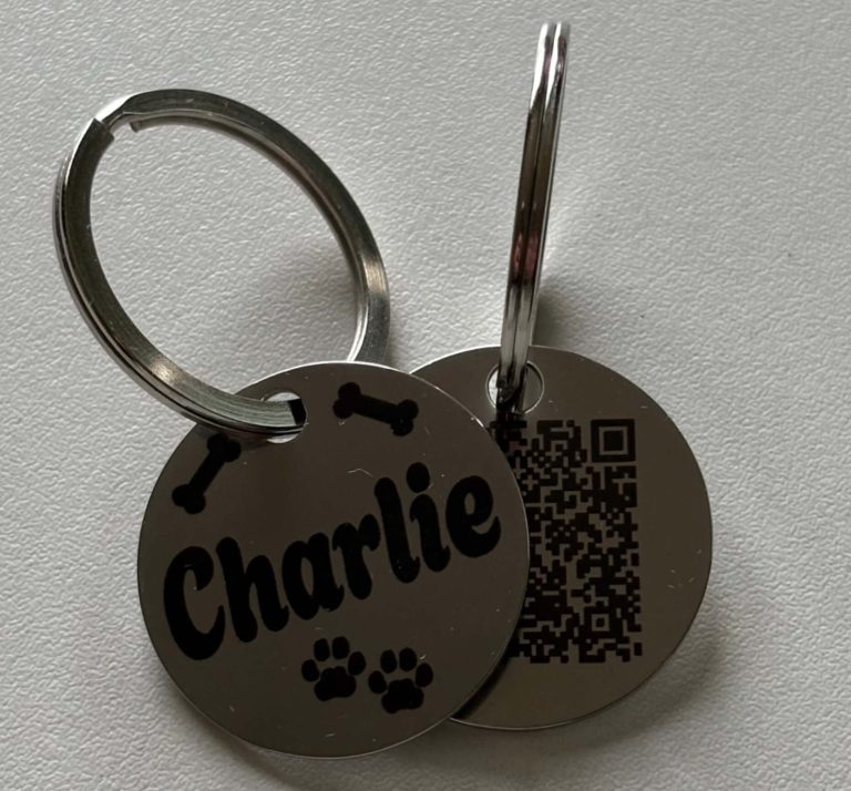 Hundemarke mit dem Namen "Charlie" und einem QR-Code.