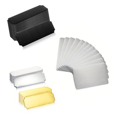 Verschiedene Modelle von Namensschildern in Schwarz, Silber und Gold.