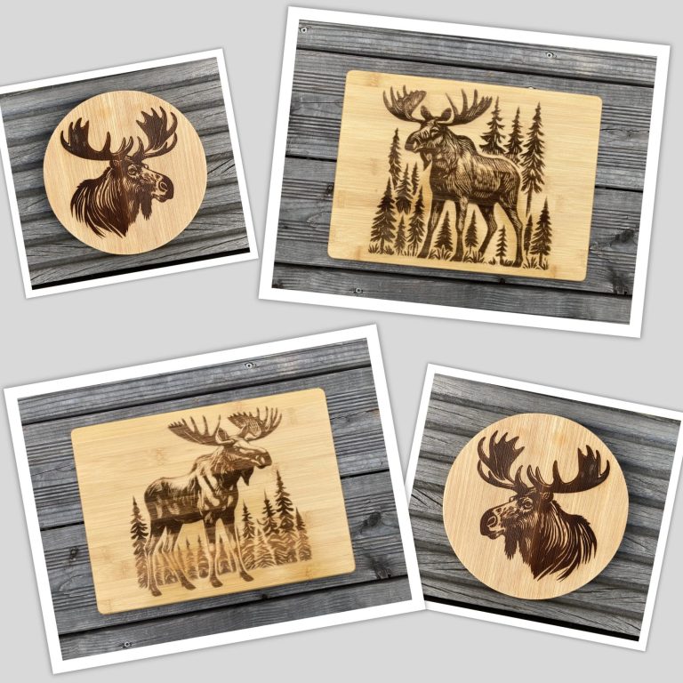 Holzgravuren von Elchen vor einem Waldhintergrund auf einer Holzoberfläche.