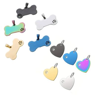 Bunte Anhänger in Knochen- und Herzform für Haustiere.